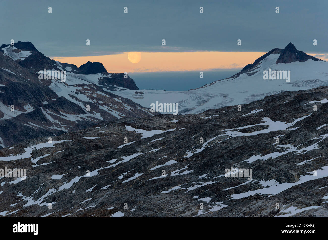 Luna sobre el glaciar Mittivakkat Ammassalik península, Groenlandia Oriental y Groenlandia Foto de stock
