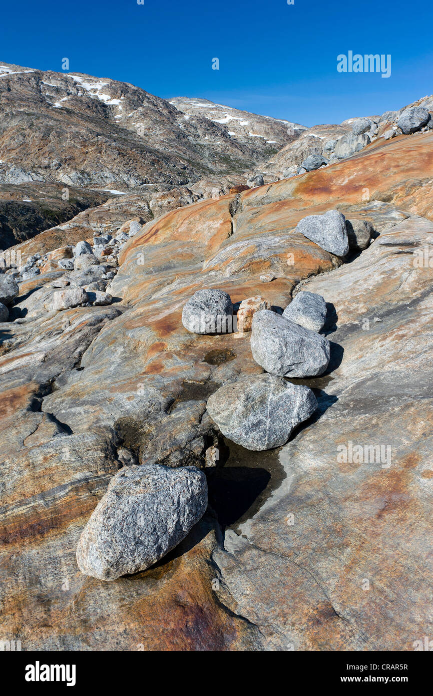 Formaciones rocosas y rocas sobre el glaciar Mittivakkat Ammassalik Península, Groenlandia Oriental y Groenlandia Foto de stock