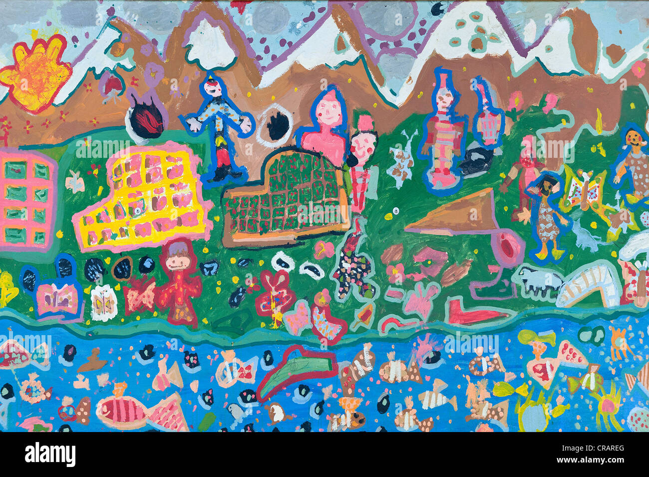 Los dibujos de los niños, sobre el tema "La vida en Groenlandia", una pared exterior de una casa, Tasiilaq, también conocido como Ammassalik Foto de stock