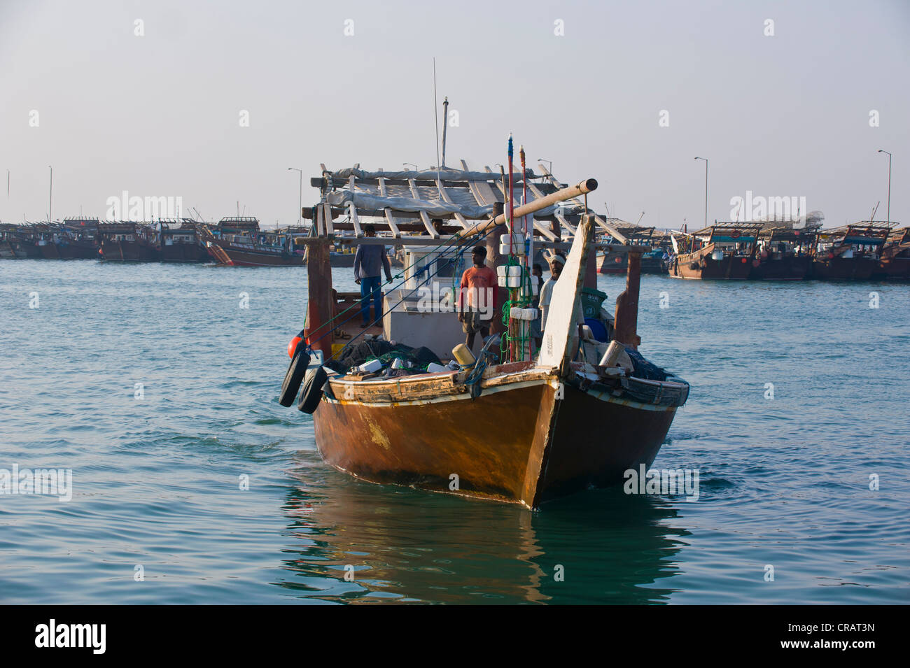 Velero en el puerto de Khor, Qatar, Península Arábiga, Oriente Medio Foto de stock