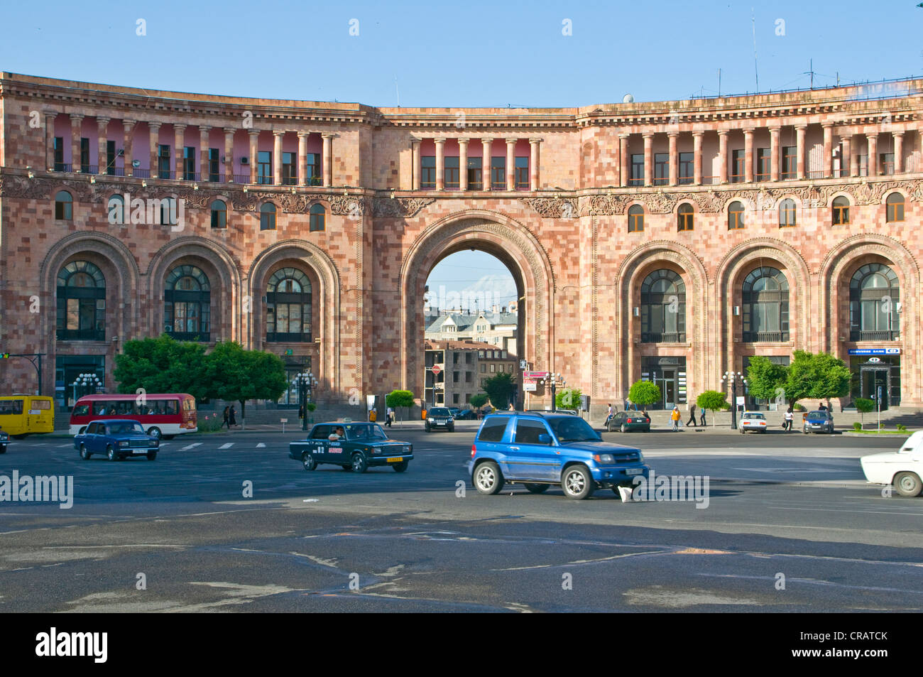 Arco en la Plaza de la República, Yerevan, Armenia, Oriente Medio Foto de stock