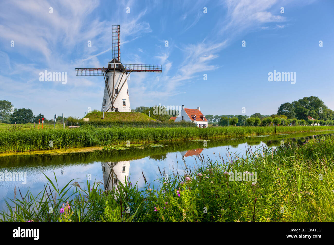 Molino de viento en el canal, entre Brujas y Damme, Damse Vaart-Zuid, Damme, brujas, Flandes Occidental, Flandes, Bélgica, Europa Foto de stock