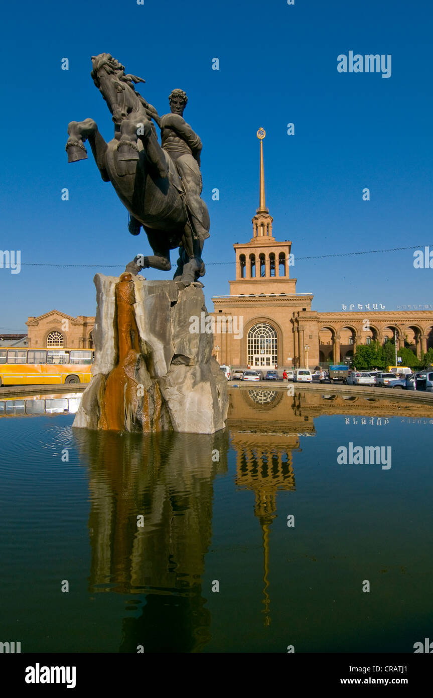 Estatua ecuestre en frente de la estación de tren principal de Ereván, capital de Armenia, el Cáucaso, Oriente Medio Foto de stock