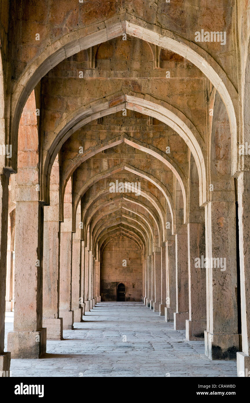 Arcos de la sala de oración de una mezquita, Jama Masjid, Mandu, Madhya Pradesh, en el norte de la India, India, Asia Foto de stock