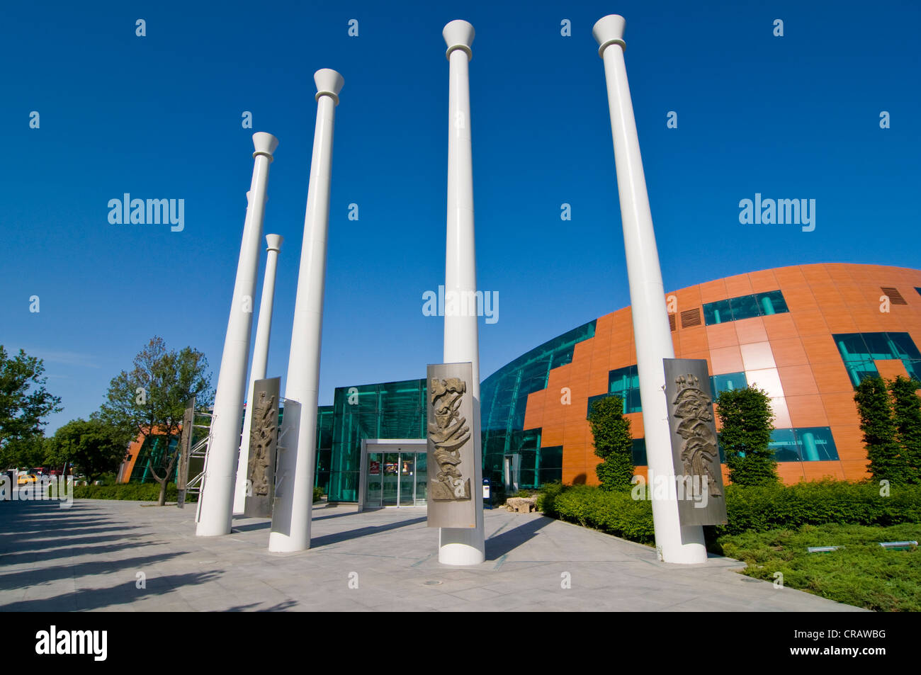 Pilares en frente del museo en Bakú, Azerbaiyán, el Cáucaso, Oriente Medio Foto de stock