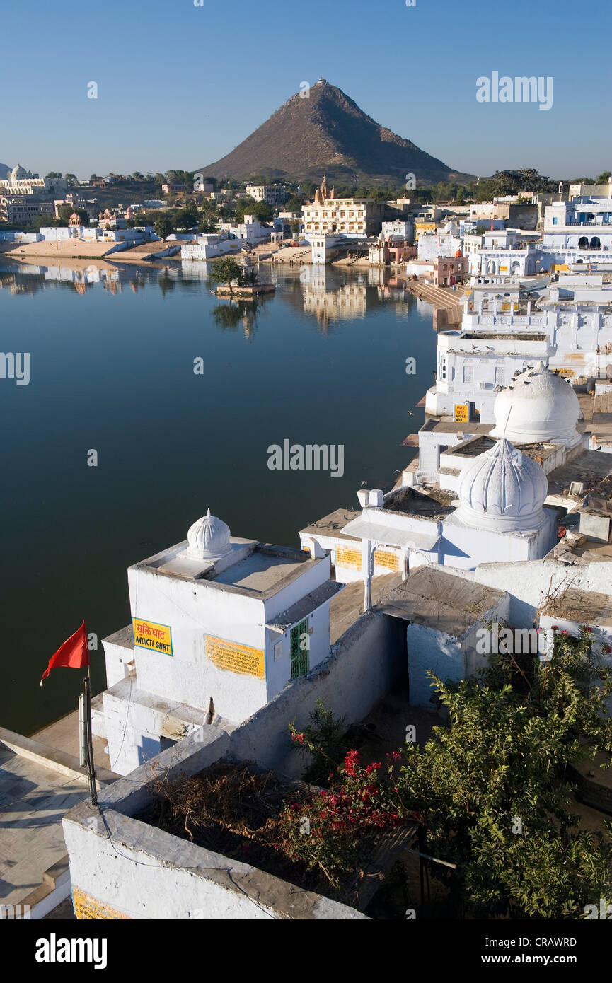 Distrito histórico de la ciudad de Pushkar en el sagrado lago Pushkar, Rajastán, India, Asia Foto de stock