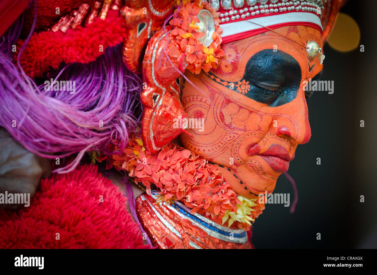 Ejecutante vistiendo coloridos de maquillaje, ceremonia de Theyyam, cerca de Kasargod, Kerala, India del Sur, India, Asia Foto de stock