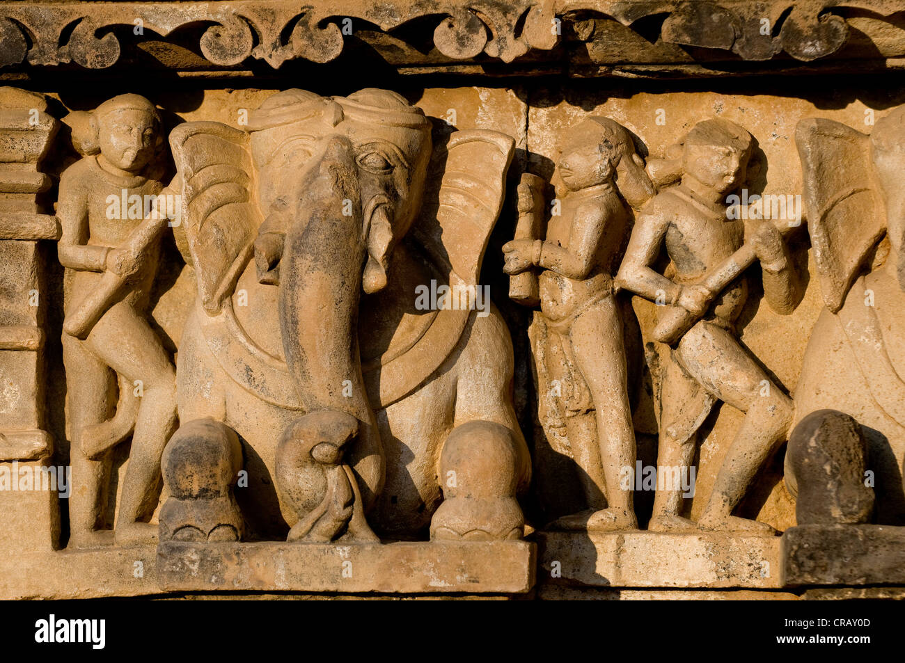 Friso escultórico, Khajuraho Grupo de monumentos, Sitio del Patrimonio Mundial de la UNESCO, Madhya Pradesh, India, Asia Foto de stock