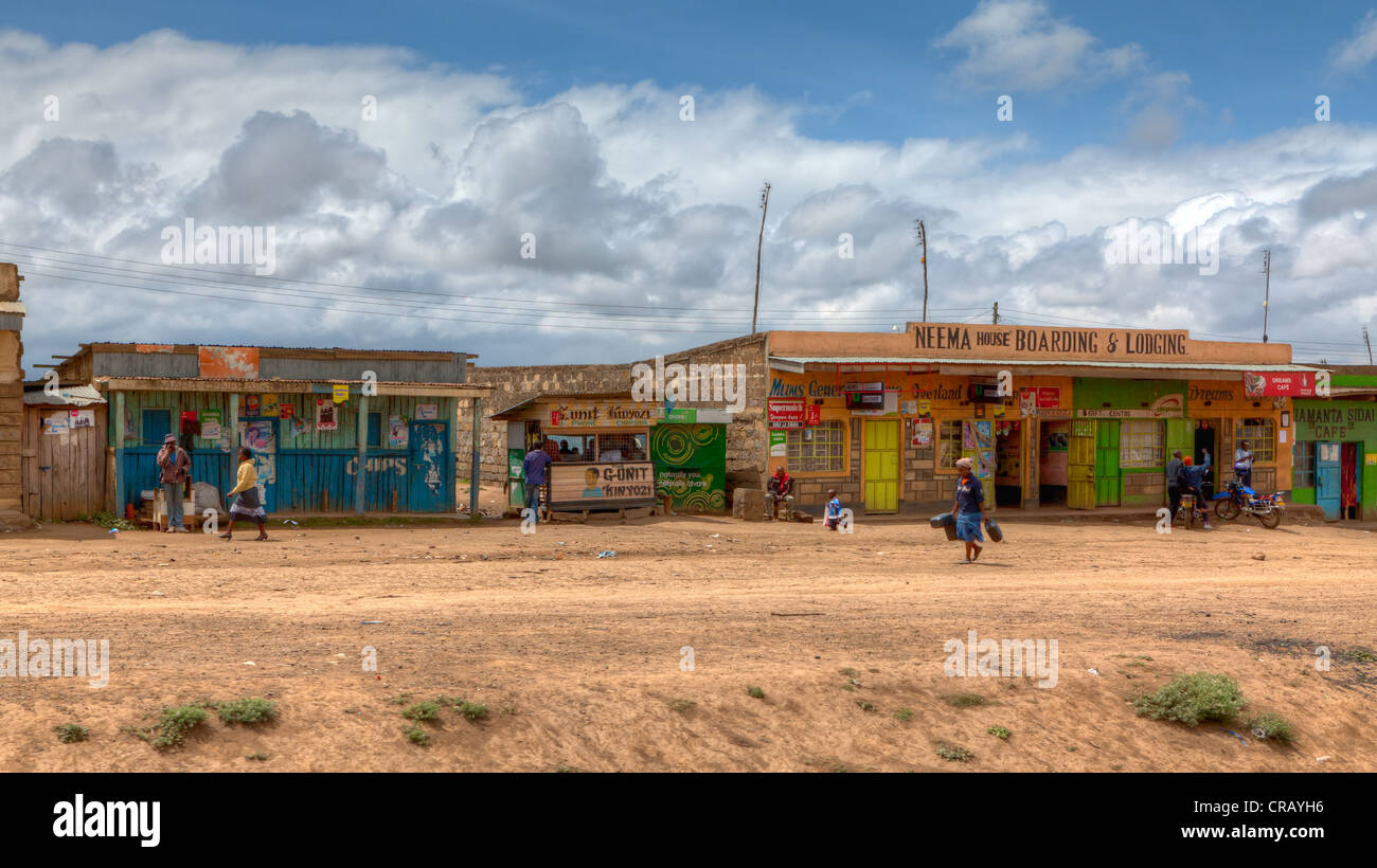 Pequeñas tiendas típicas a lo largo de la carretera principal B3 - Nakuru Nairobi, Kenia, África oriental, África PublicGround Foto de stock