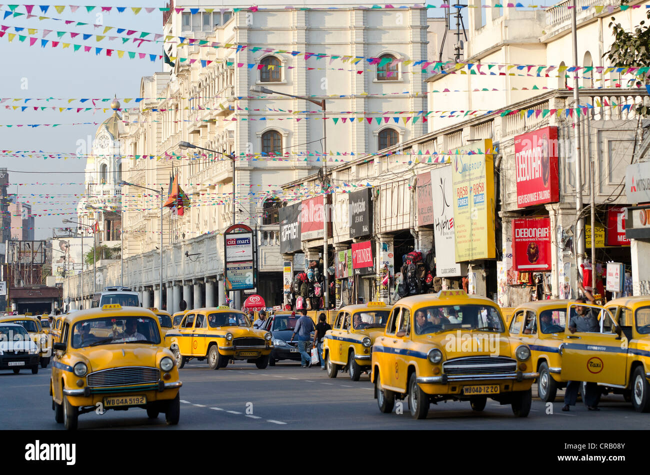 Taxis fuera del Oberoi Grand Hotel, Jawaharlal Nehru Road, Calcuta, en Kolkata, Bengala Occidental, India Foto de stock