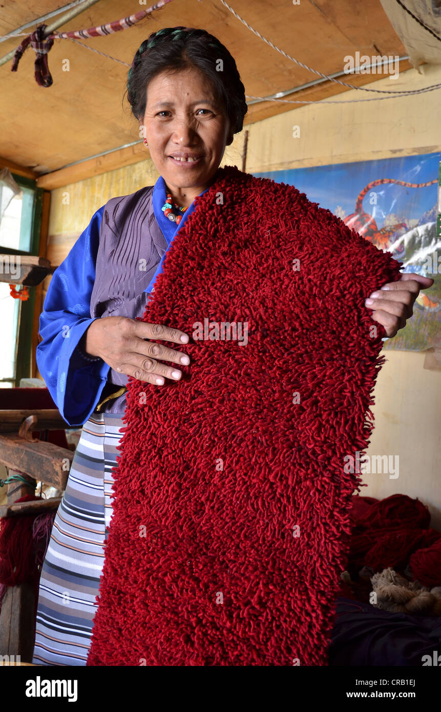 Mujer tibetana vistiendo trajes tradicionales, tejedor de lana de yak