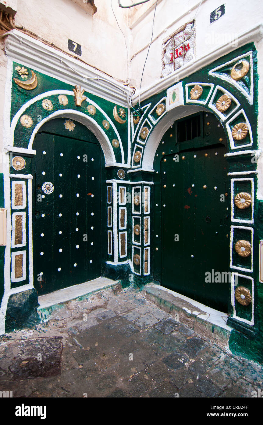 Puerta de entrada ornamental en la Kasbah, sitio del Patrimonio Mundial de la Unesco, el barrio histórico de Argel, Argelia, África Foto de stock