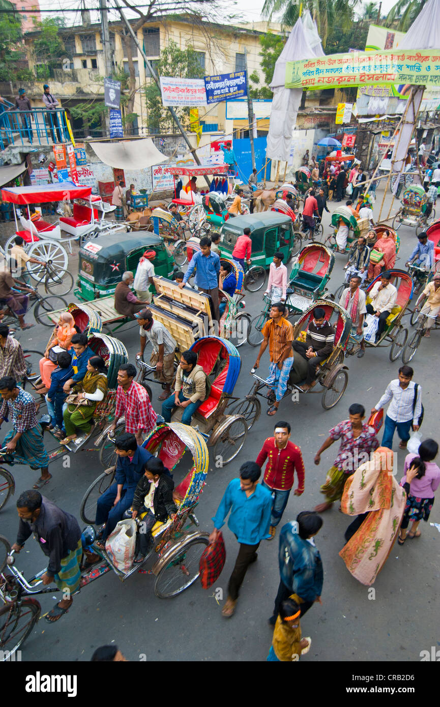 Tráfico pesado con rickshaws en una intersección en Dhaka, Bangladesh, Asia Foto de stock