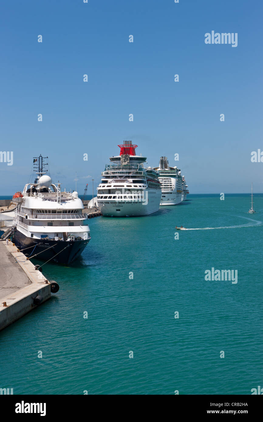 Puerto de cruceros de roma fotografías e imágenes de alta resolución - Alamy