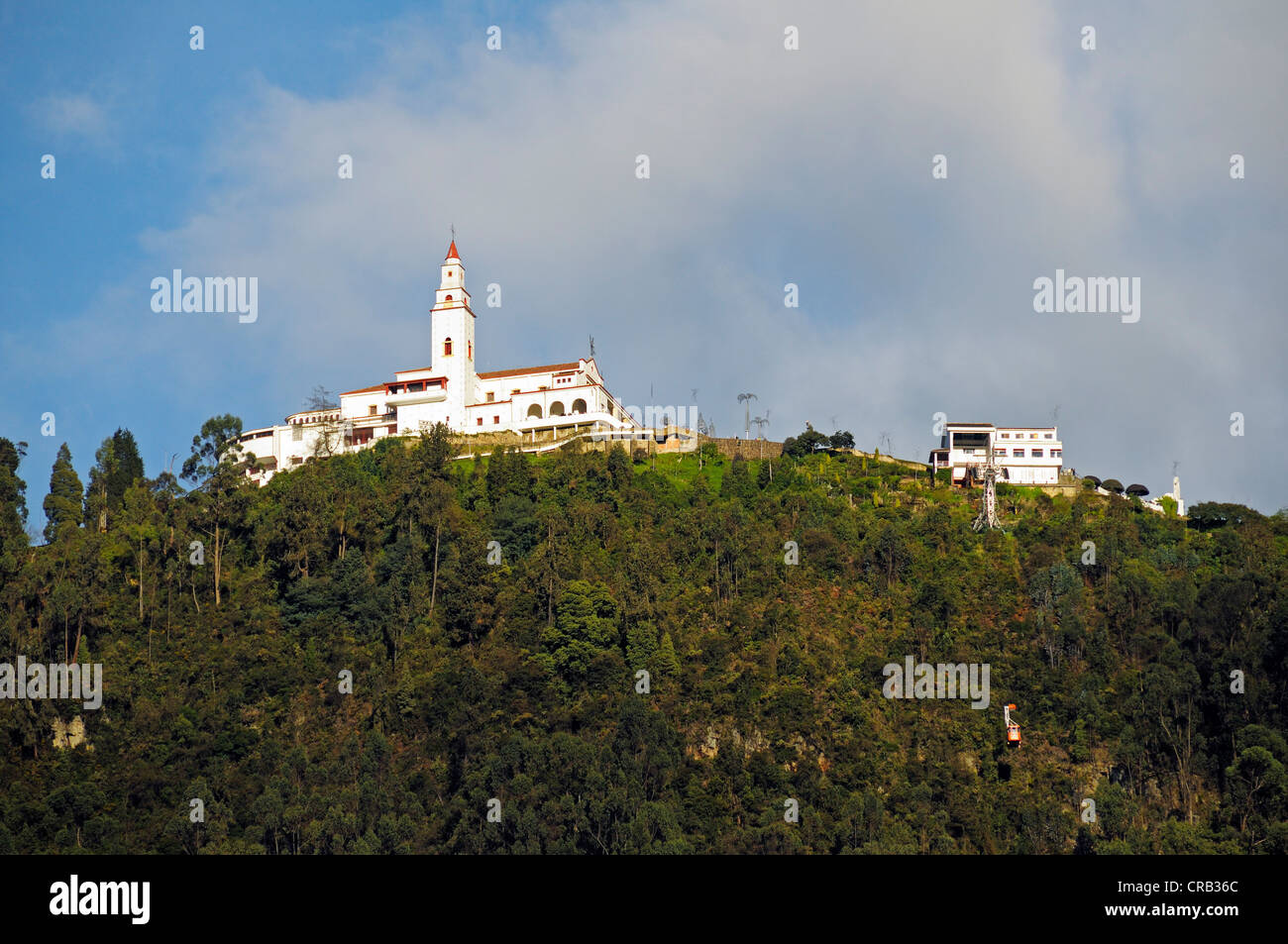 Lugar de peregrinación, Santuario de Monserrate, La iglesia del Santuario de Monserrate el Cerro de Monserrate, cordillera montañosa, Bogota. Foto de stock
