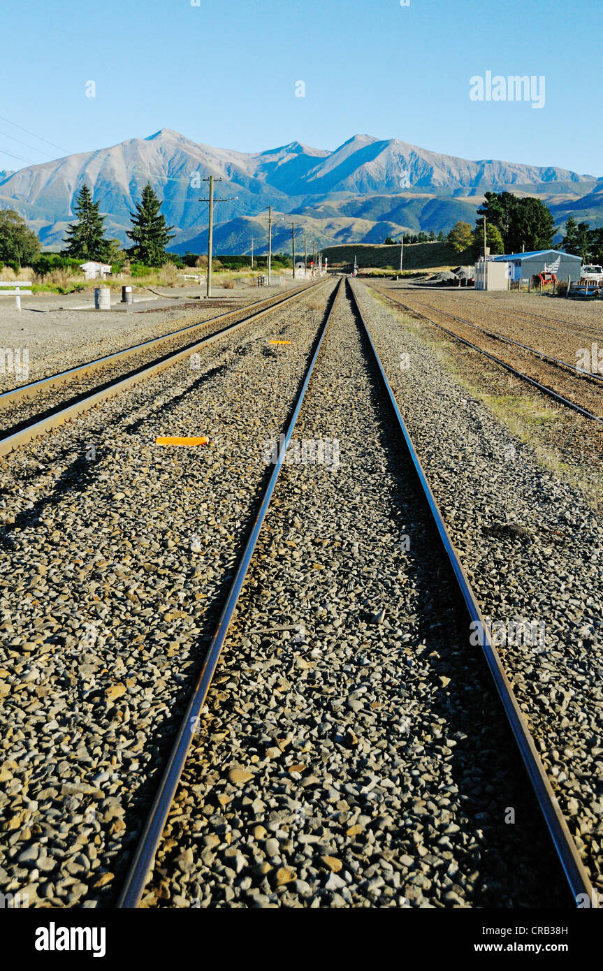 Rieles de la línea de ferrocarril TranzAlpine, Trans Alpine de Kiwi Rampa, corriendo a través de los Alpes del Sur entre Christchurch y Foto de stock