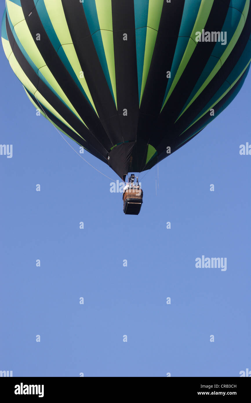 En globo de aire caliente en el Flying Circus Airshow en Bealeton, Virginia se eleva hacia el cielo azul. Foto de stock