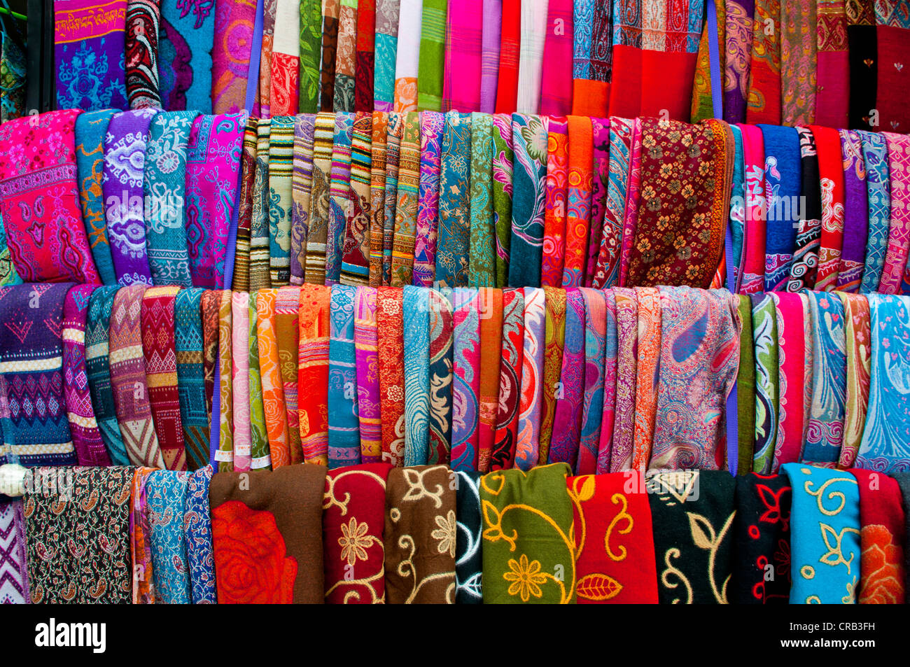 Coloridas prendas tibetano para la venta, Lhasa, Tíbet, Asia Foto de stock