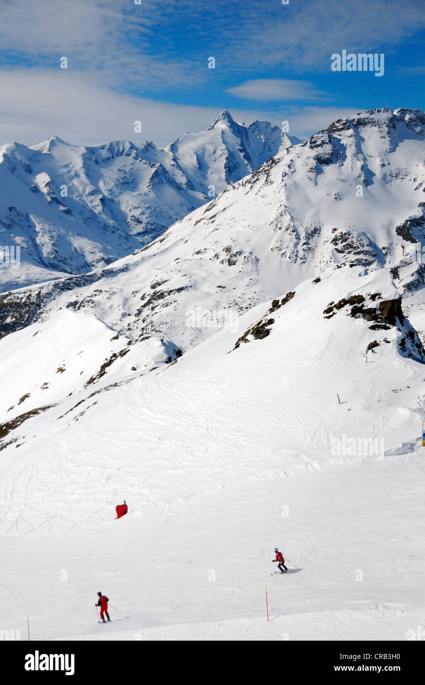 Los esquiadores descendente Schareck montaje delante de Grossglockner Montaña, Parque Nacional Hohe Tauern, Carintia, Austria, Europa Foto de stock