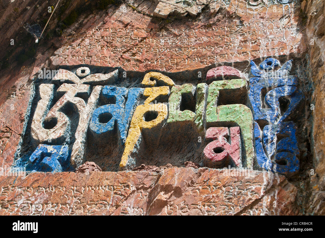 Slate inscrito con inscripciones en el Blue Buddha en Lhasa, Tibet, Asia Foto de stock