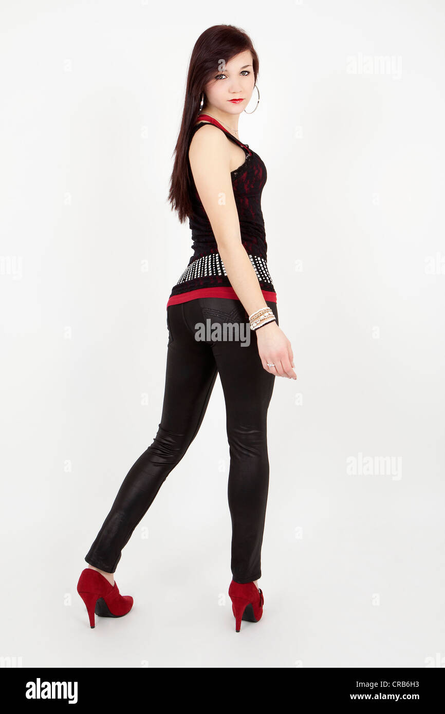 Mujer joven vistiendo un top negro, leggings y tacones de charol roja  posando como pin up girl Fotografía de stock - Alamy