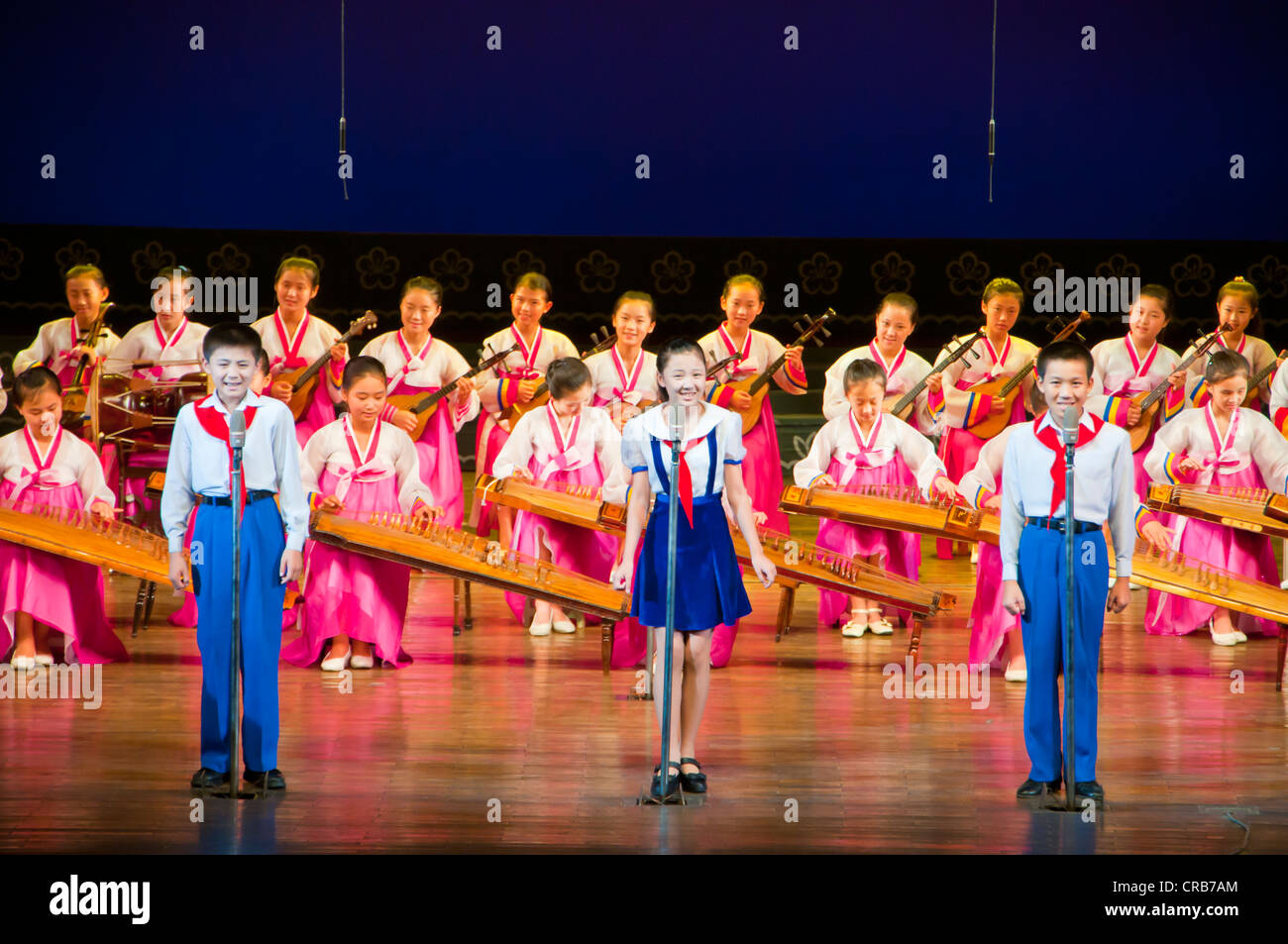 Los niños seleccionados realizar en el Palacio de los niños, Pyongyang, Corea del Norte, Asia Foto de stock