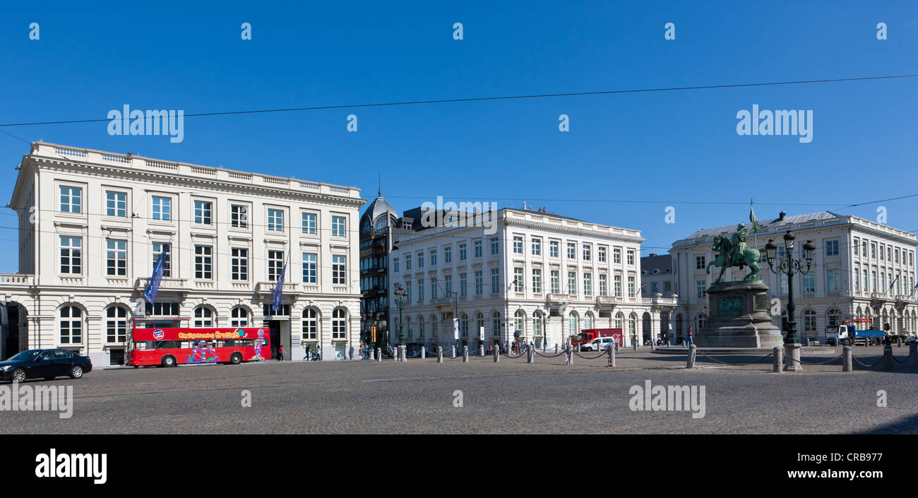 Bus turístico frente a la Place Royale, Bruselas, Bélgica, Benelux