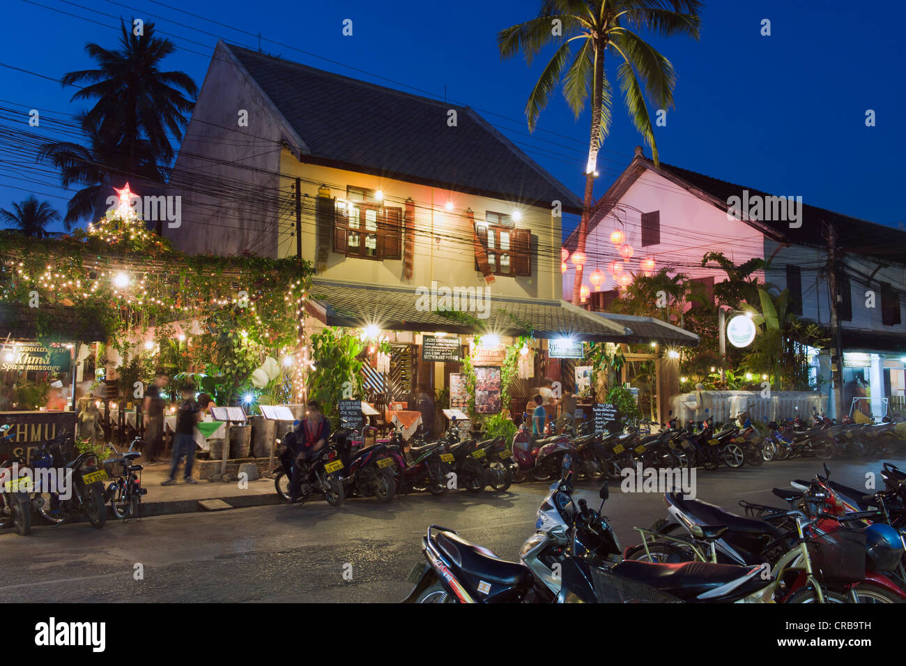 Tiendas y restaurantes en la calle principal, la calle Sisavangvong, noche en Luang Prabang, Laos, Indochina, Asia Foto de stock
