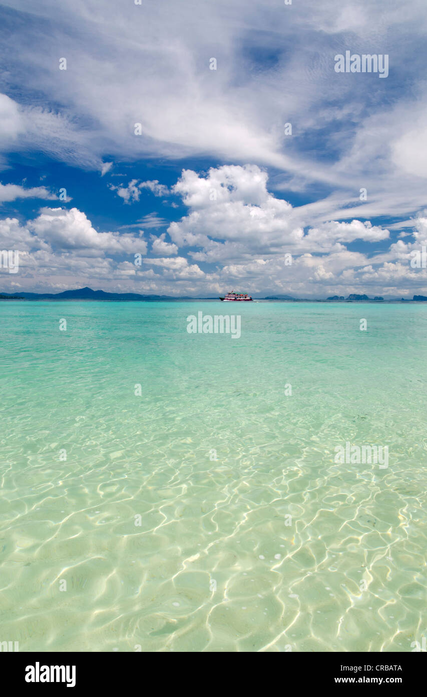 Vista al mar y un cielo azul con nubes, isla de Koh Kradan, provincia Trang, Tailandia, el sudeste de Asia, Asia Foto de stock