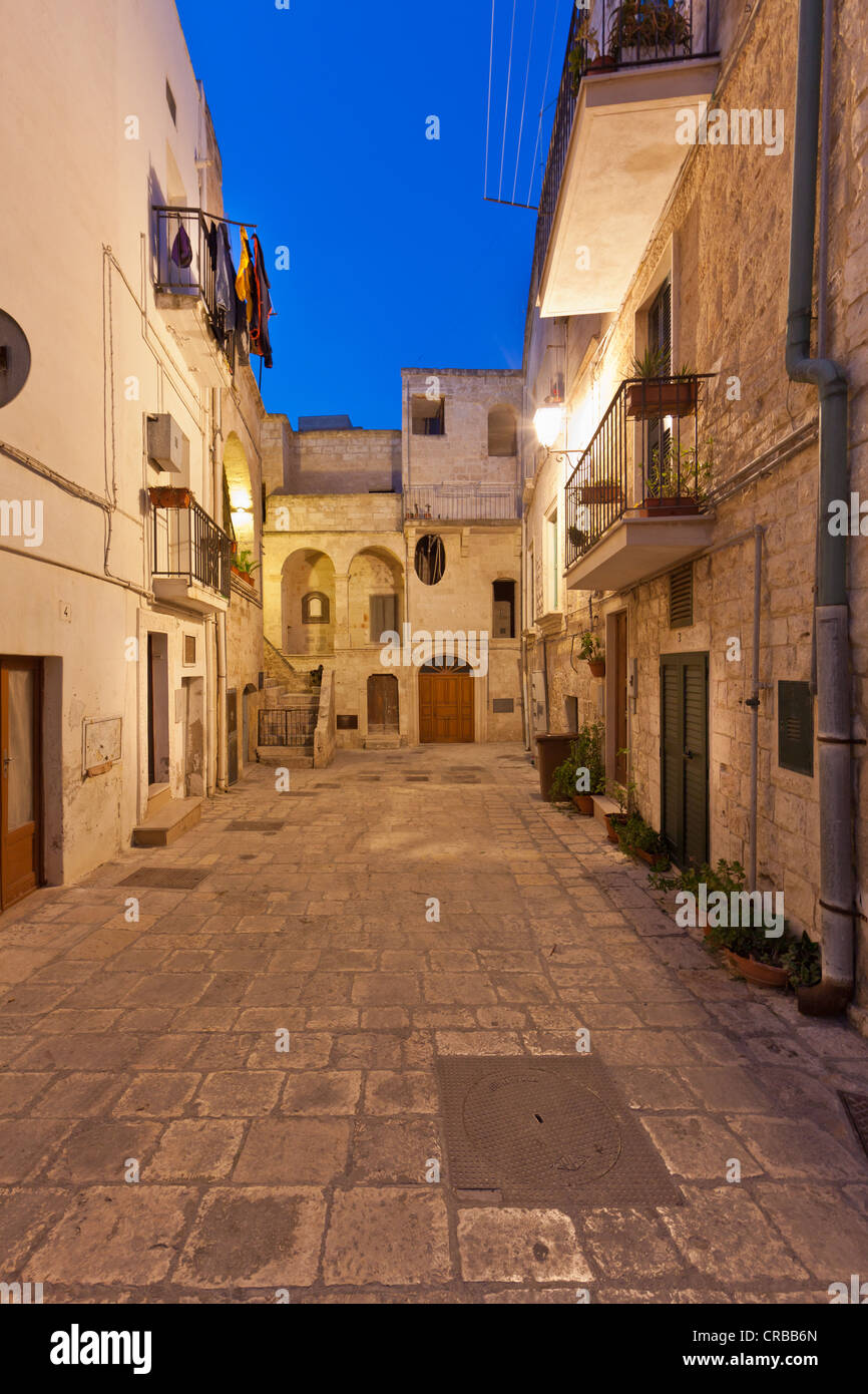 Callejón en el distrito histórico de Polignano a Mare, región de Puglia, también conocido como Apulia, en el sur de Italia, Italia, Europa Foto de stock