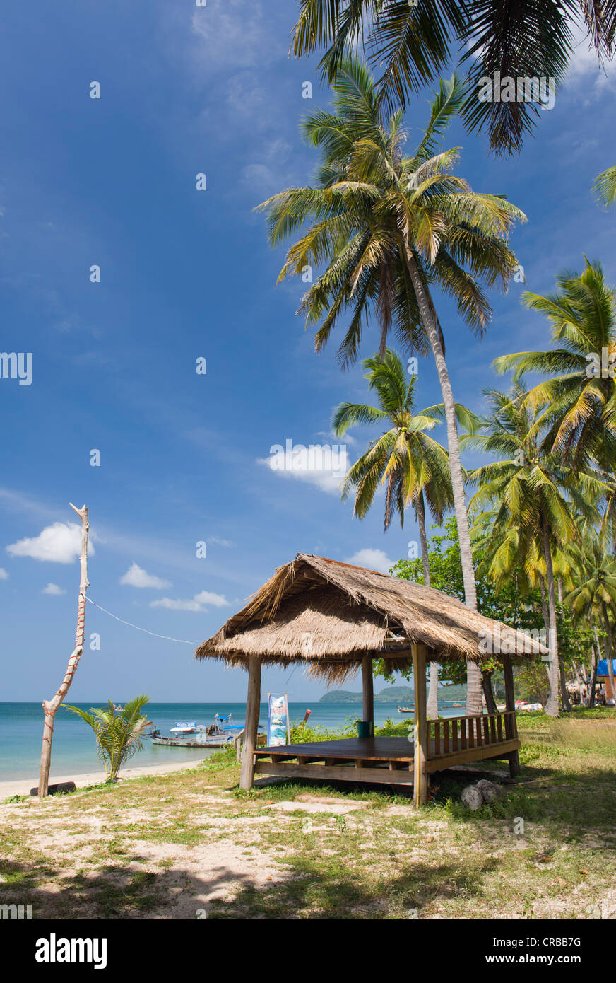 Cabaña en la playa, Palm Beach, Golden Pearl Beach, Ko Jum o isla de Koh Pu, en Krabi, Tailandia, el sudeste de Asia Foto de stock
