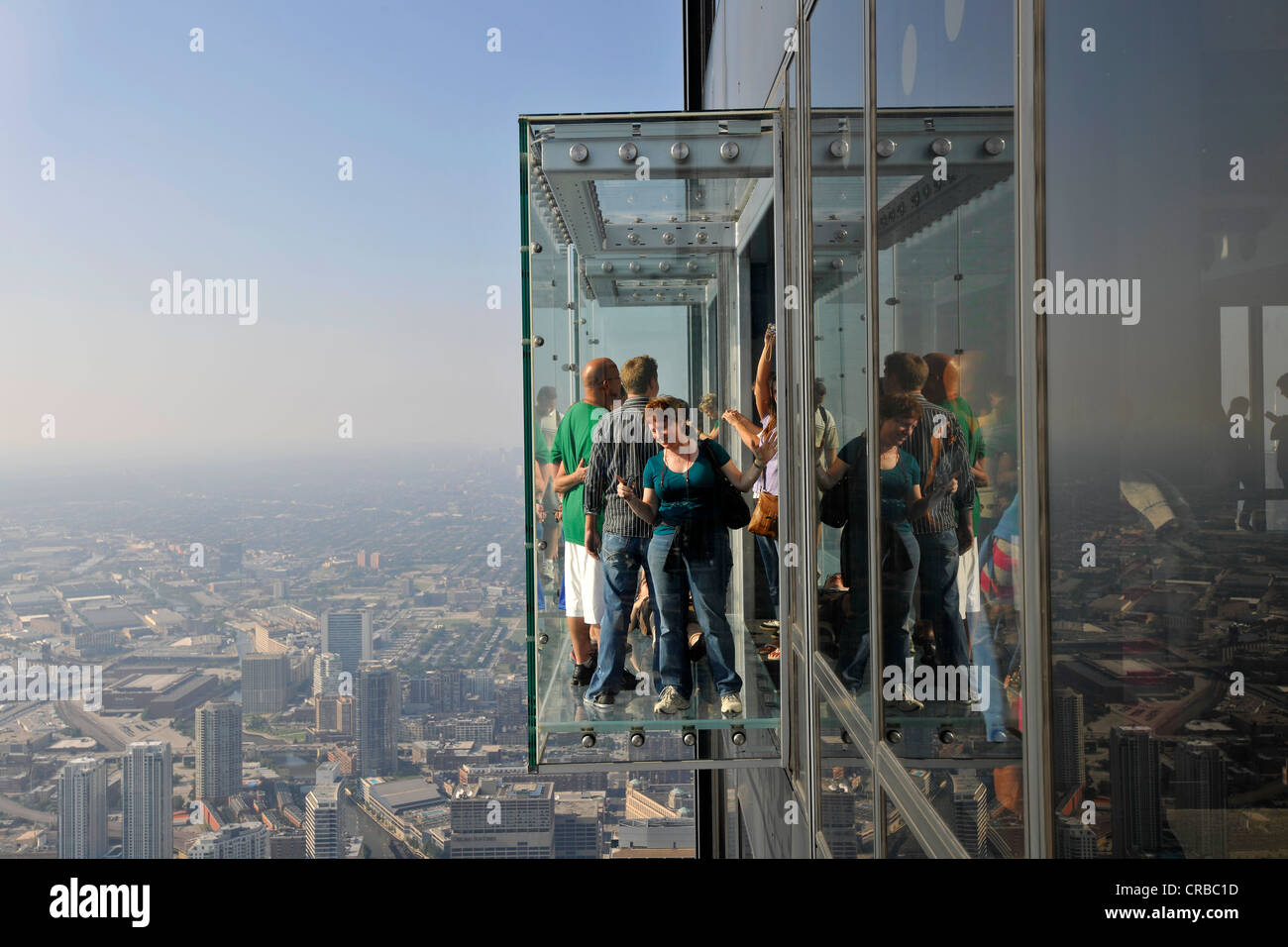 Visitantes en los 412 metros de altura, la plataforma de observación, Skydeck, Willis, ex Torre Sears Tower, Chicago, Illinois Foto de stock