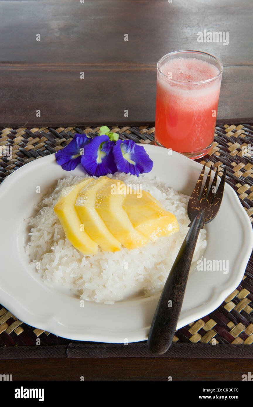Dulce postre, arroz pegajoso con mango, comida tailandesa, Ko Jum Island, en Krabi, Tailandia, el sudeste de Asia, Asia Foto de stock