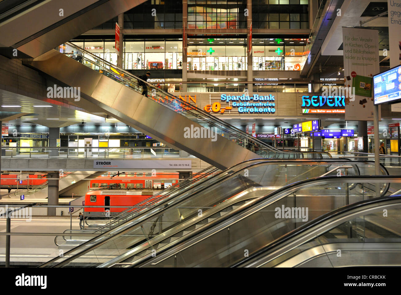 Escaleras mecánicas en la estación central, Bezirk Mitte, Berlin, Alemania, Europa Foto de stock