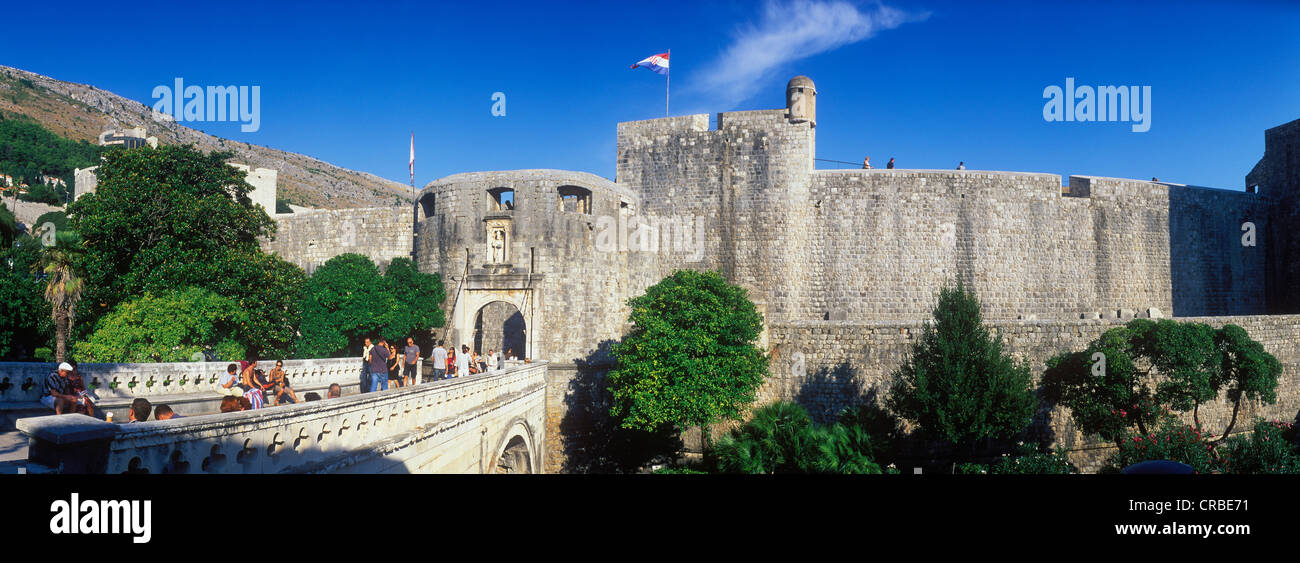 La puerta occidental, la Puerta Pile, murallas, Dubrovnik, Dalmacia, Croacia, Europa Foto de stock