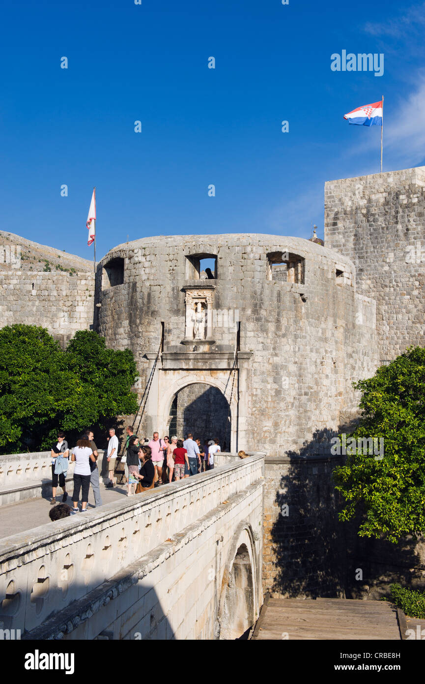 Los turistas en la Puerta Pile, murallas, Dubrovnik, Dalmacia, Croacia, Europa Foto de stock