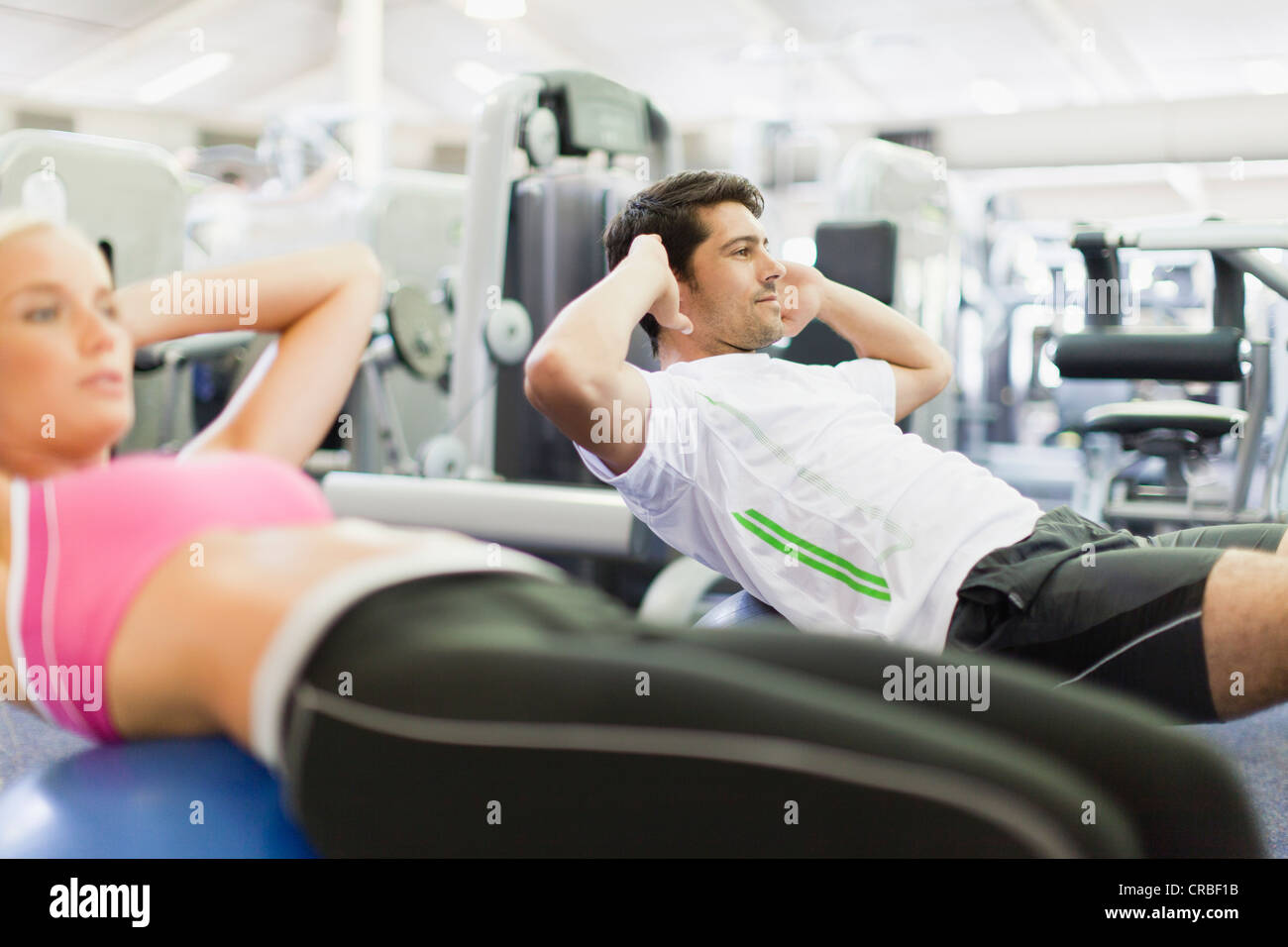 Par trabajando juntos en el gimnasio Foto de stock
