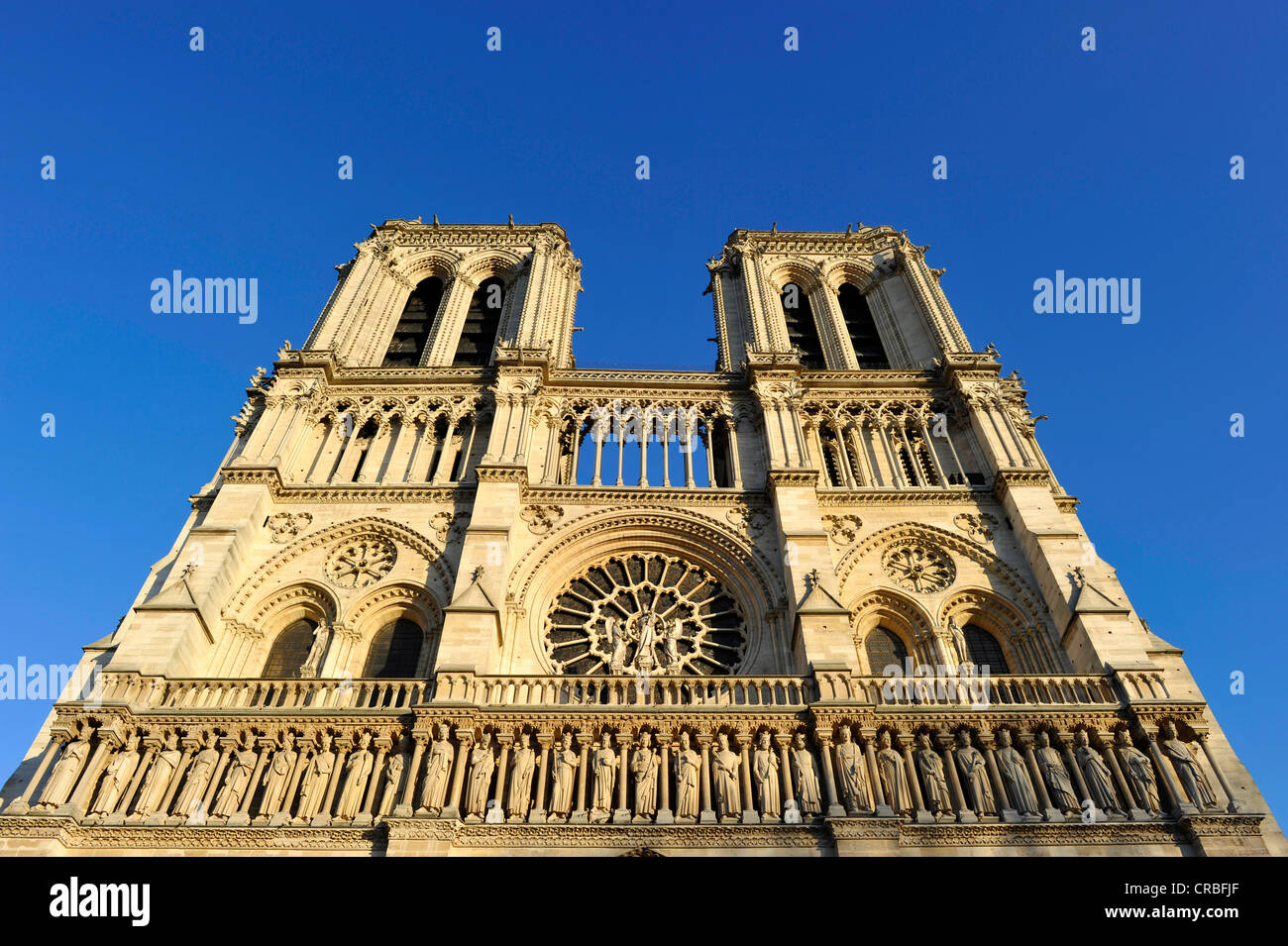 Fachada oeste, estatuaria gótica en el portal principal, la catedral de Notre-Dame de París, Ile de la Cité, París, Francia, Europa Foto de stock