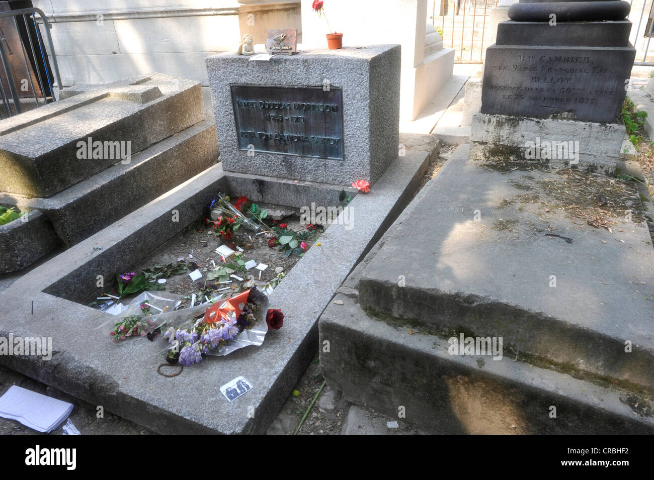 Los cigarrillos y los mensajes sobre la tumba de Jim Morrison, el cementerio Pere Lachaise, en París, Francia, Europa Foto de stock