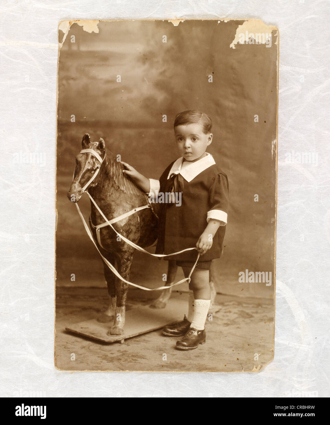 Fotografía antigua. Clásico retrato de un niño con un caballo de batalla  Fotografía de stock - Alamy
