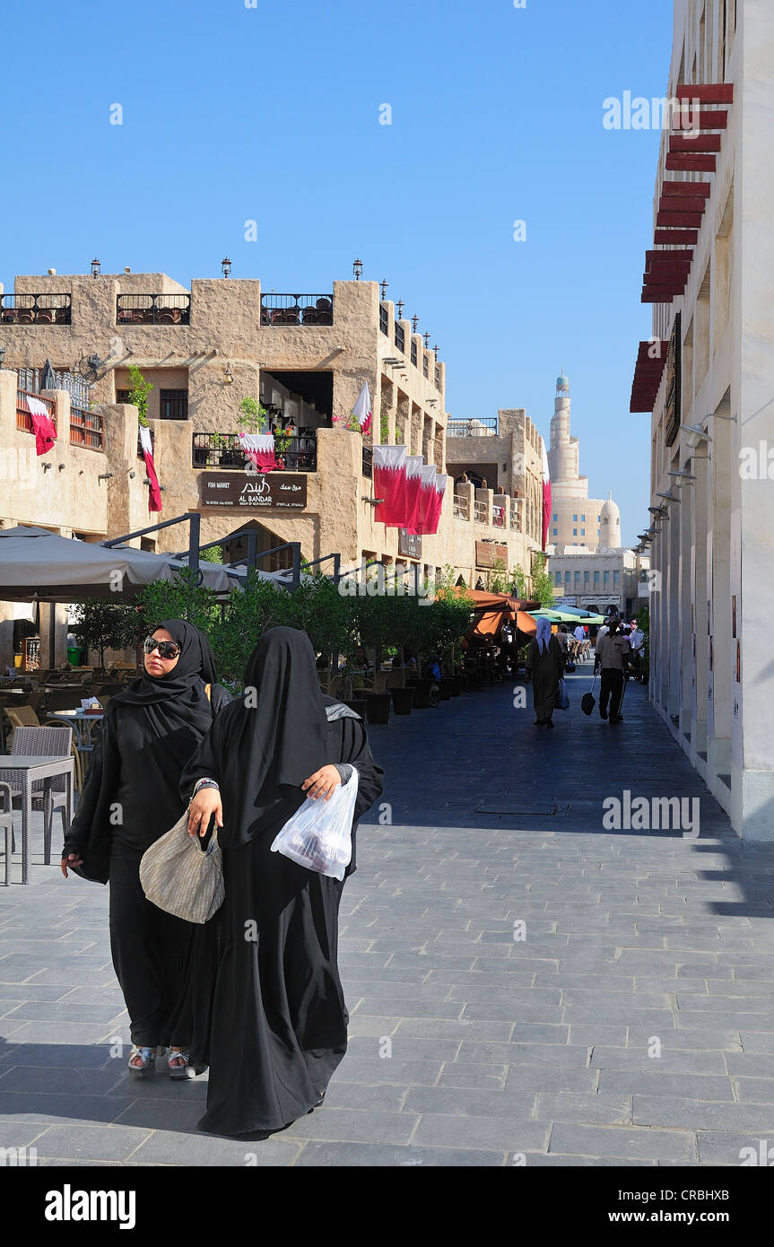 Mujeres con velo en Souq Waqif, Doha, Qatar, Oriente Medio Foto de stock
