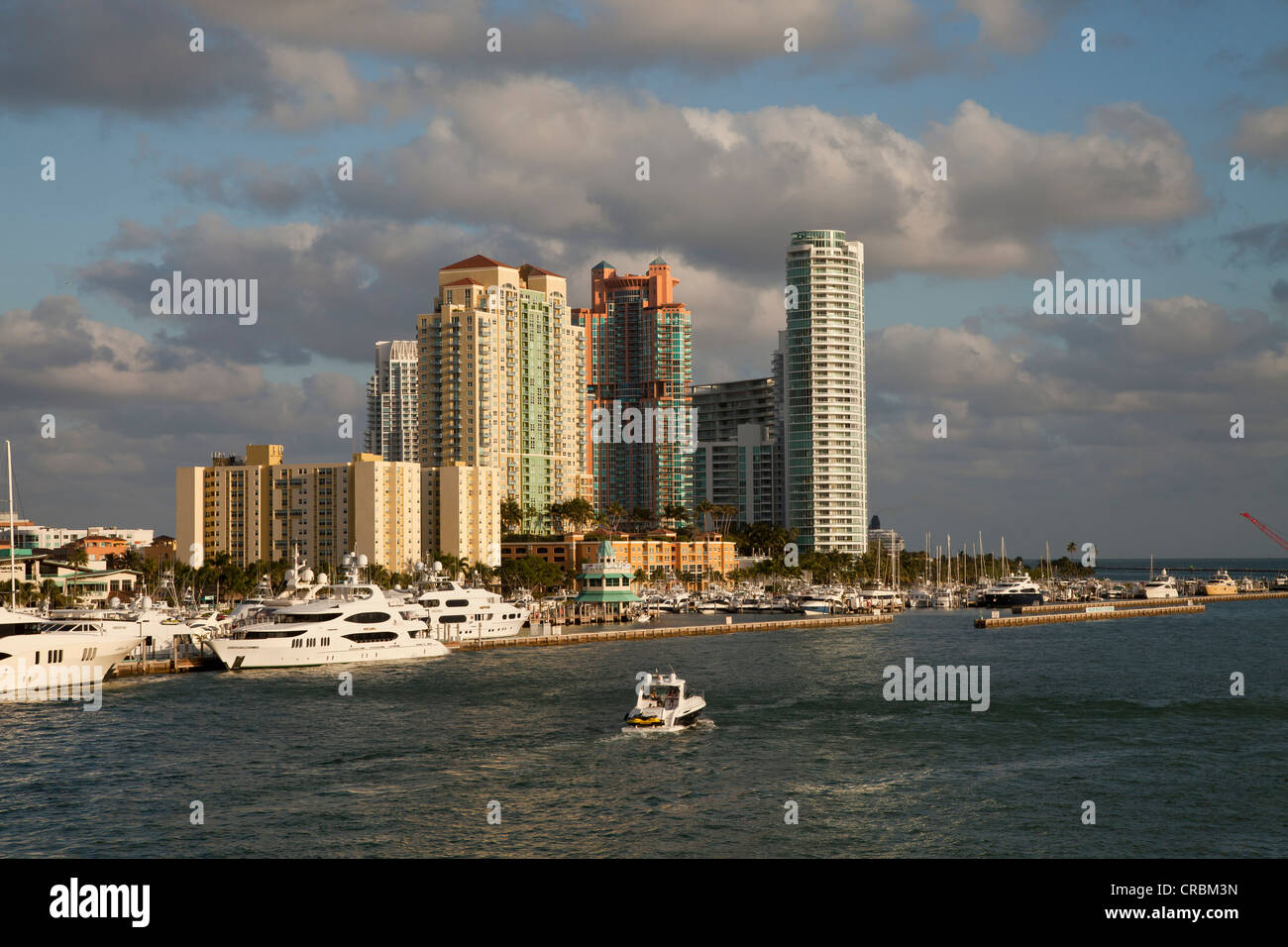 Yates fuera del horizonte de South Beach, Miami, Florida, EE.UU. Foto de stock