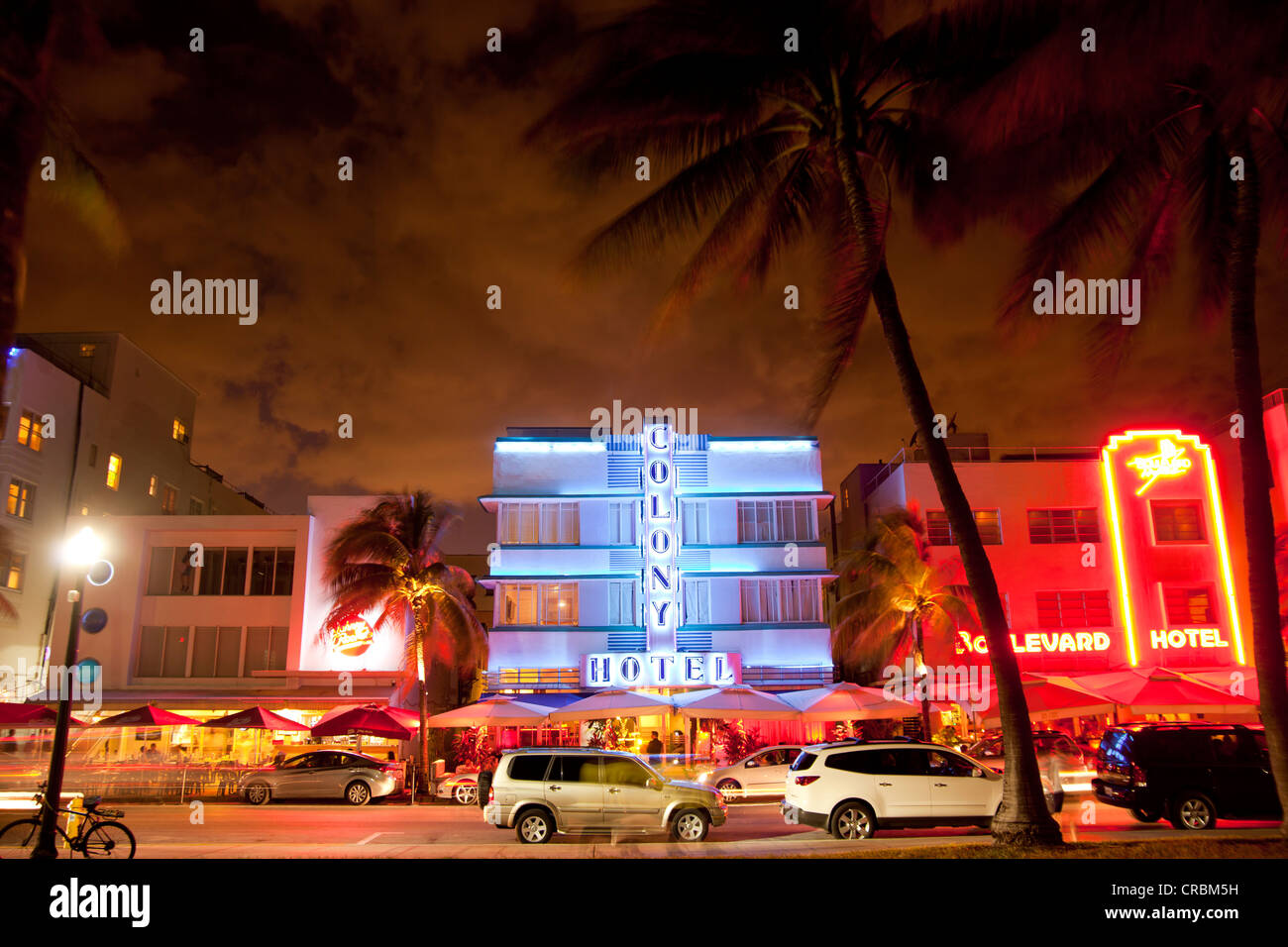 Hoteles Art Decó iluminada a lo largo de la famosa Ocean Drive en South Beach, Miami Beach, Florida, EE.UU. Foto de stock