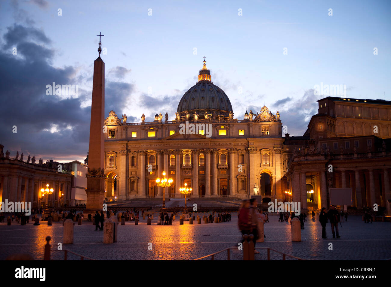La iluminación de la Basílica de San Pedro y la Plaza de San Pedro, en