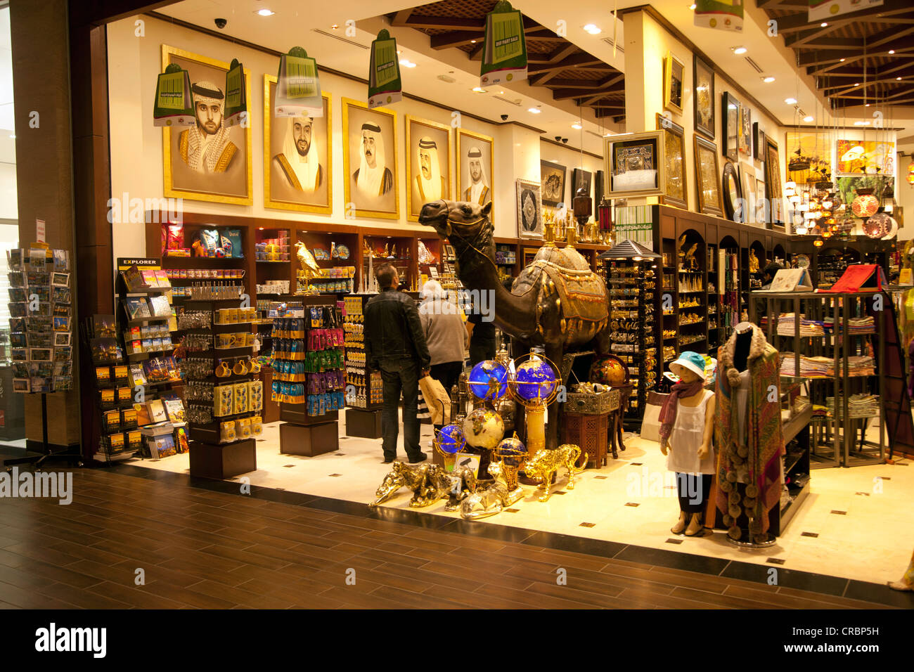 Tienda de regalos en el centro comercial Dubai Mall, Dubai, Emiratos Árabes Unidos, Oriente Medio, Asia Foto de stock