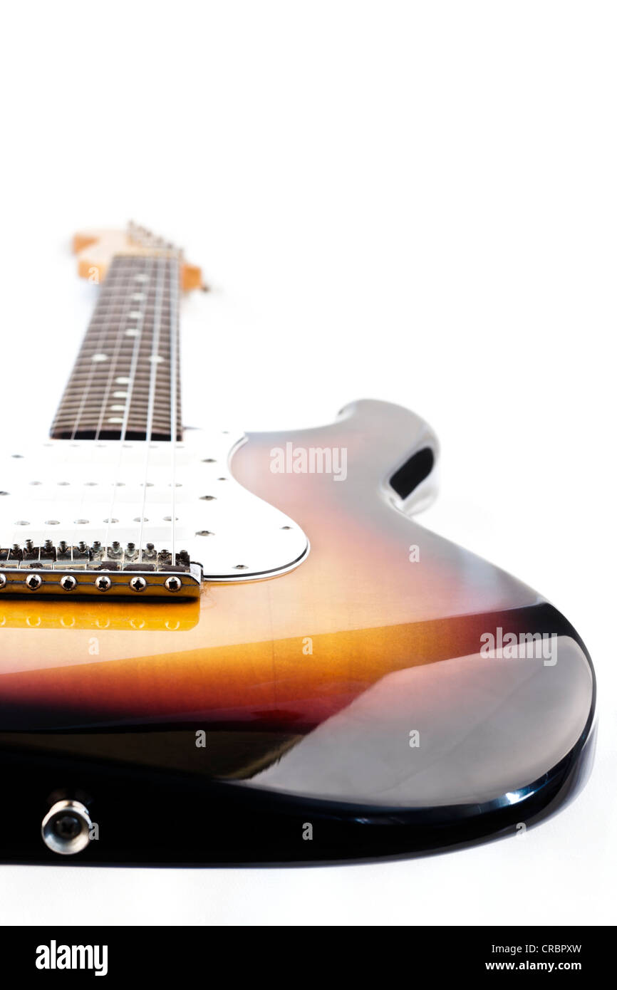 Guitarra eléctrica de cerca sobre fondo blanco. Foto de stock