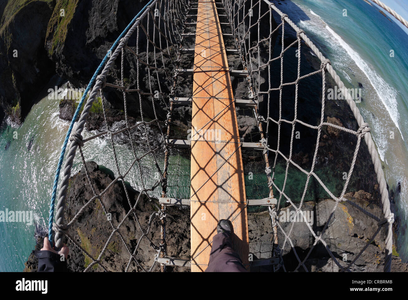 Carrick-a-Reed puente hamaca, Condado de Antrim, Irlanda del Norte, Reino Unido, Europa Foto de stock