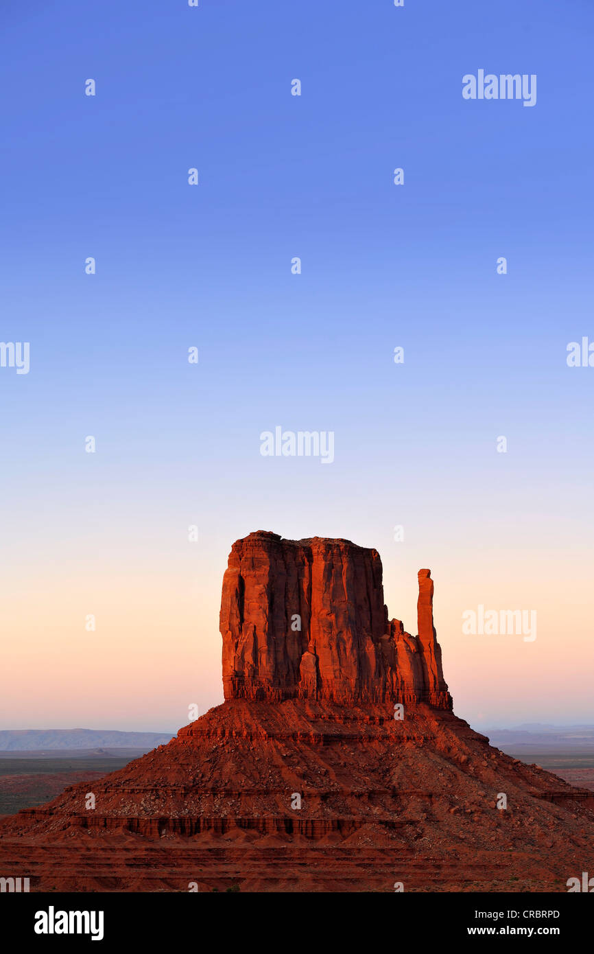 La última luz sobre la mesa, al oeste Mitten Butte, atardecer, crepúsculo, Monument Valley Navajo Tribal Park, la Reserva de la Nación Navajo, Arizona Foto de stock