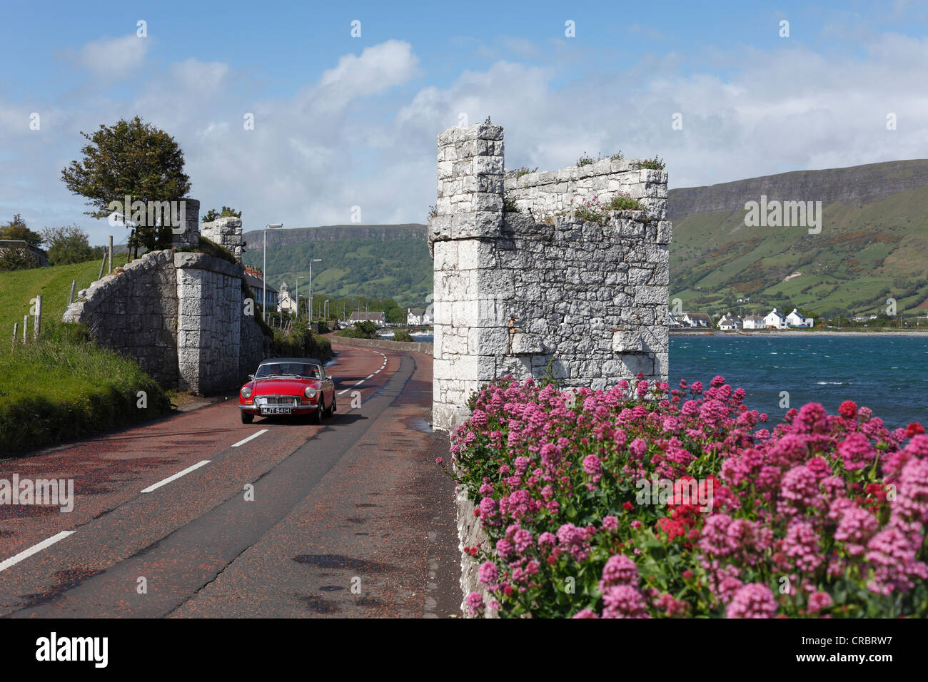 El arco blanco, con restos de un puente de ferrocarril, Glenariff, Condado de Antrim, Irlanda del Norte, Reino Unido, Europa, PublicGround Foto de stock
