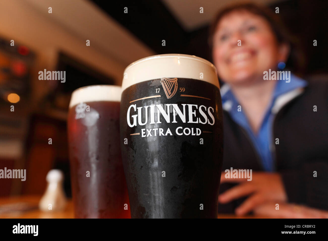 Una pinta de Guinness, la cerveza stout, Mary McBride's Pub, Cushendun, Condado de Antrim, Irlanda del Norte, Reino Unido, Europa Foto de stock